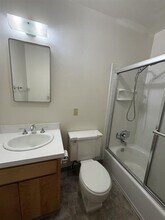 163 NE Lincoln Ct in Hillsboro, OR - Building Photo - Building Photo