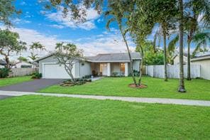 561 SW 168th Ter in Weston, FL - Foto de edificio - Building Photo