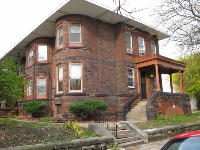 1637 Iowa St in Dubuque, IA - Foto de edificio