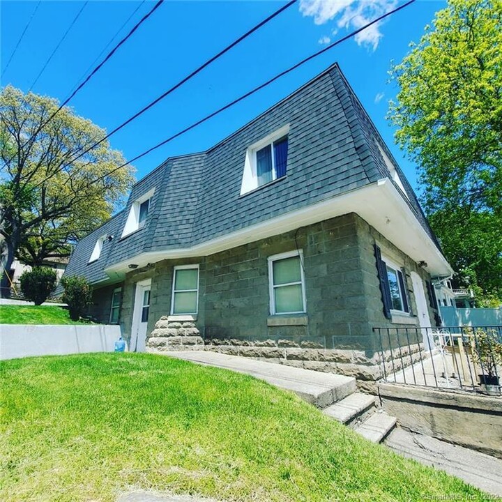 143 Easton Ave in Waterbury, CT - Building Photo