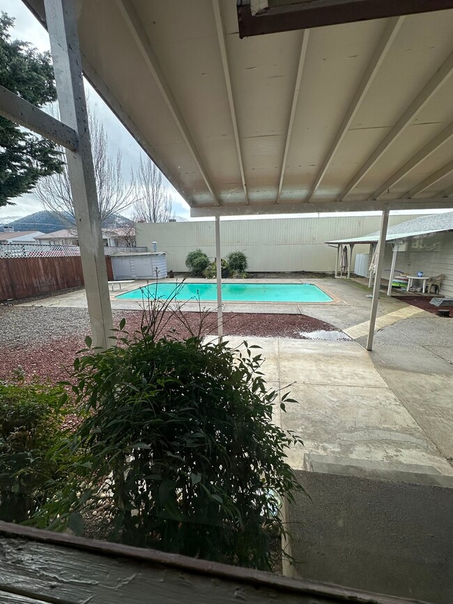 1135 NE D St in Grants Pass, OR - Building Photo - Building Photo