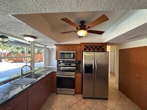 515 NW 202nd Ter in Miami, FL - Foto de edificio - Building Photo