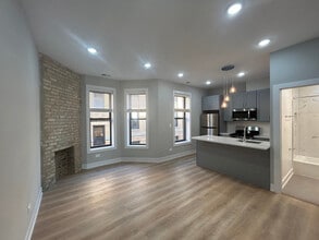 423 W Belden Ave, Unit 438-22 in Chicago, IL - Foto de edificio - Building Photo