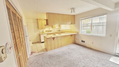 12210 SE 60th St in Bellevue, WA - Building Photo - Building Photo