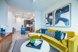 Lakeshore Pearl 2 in Austin, TX - Building Photo - Building Photo