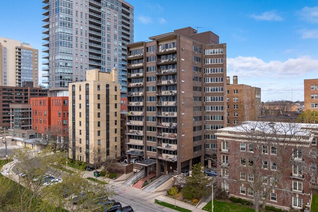 Summit House Condos in Milwaukee, WI - Foto de edificio - Building Photo