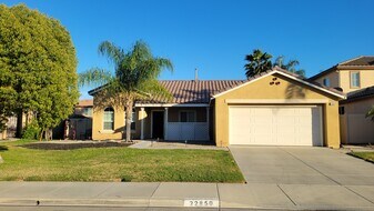 32850 Sandalwood Ln in Lake Elsinore, CA - Building Photo