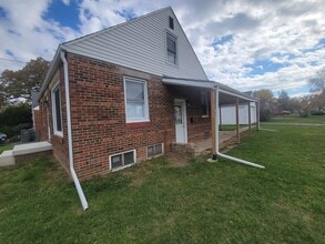 2381 Lakewood Ave in Lima, OH - Building Photo - Building Photo