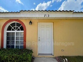 713 Lake Marion Golf Resort in Poinciana, FL - Building Photo