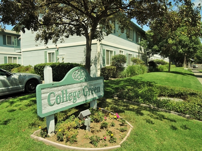 College Green Apartments in Woodland, CA - Building Photo