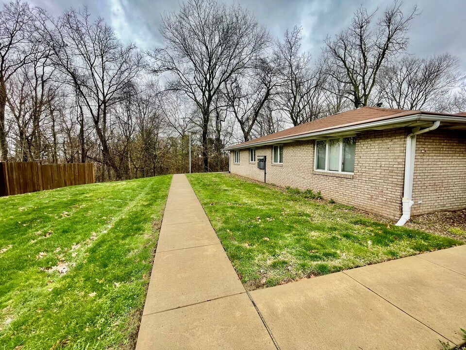 415 Lunar Ln in Coraopolis, PA - Building Photo