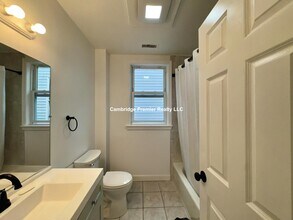 49 Stanwood St, Unit 3 in Boston, MA - Foto de edificio - Building Photo