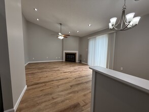 1686 E Swan Cir in St. Louis, MO - Building Photo - Building Photo