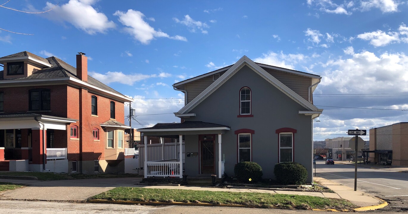 836 Avenue F, Unit 101 in Fort Madison, IA - Building Photo