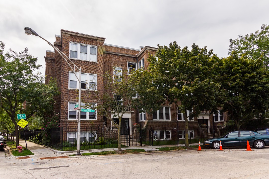 Eastlake Apartments in Chicago, IL - Building Photo