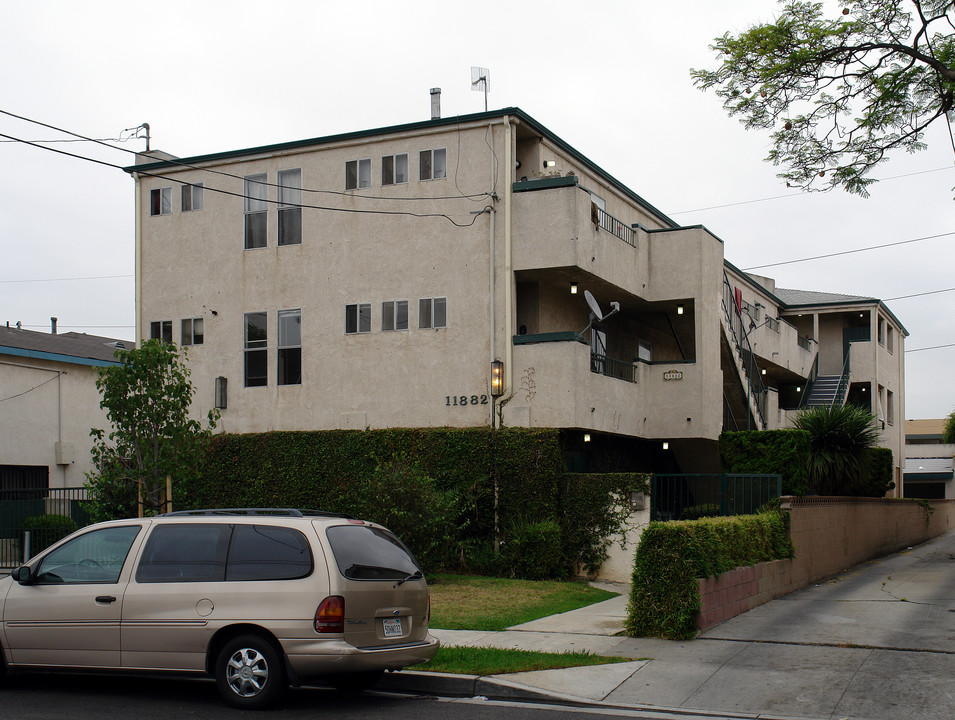 11882 Gale Ave in Hawthorne, CA - Building Photo