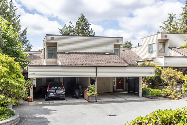 1210 Falcon Dr in Coquitlam, BC - Building Photo - Building Photo