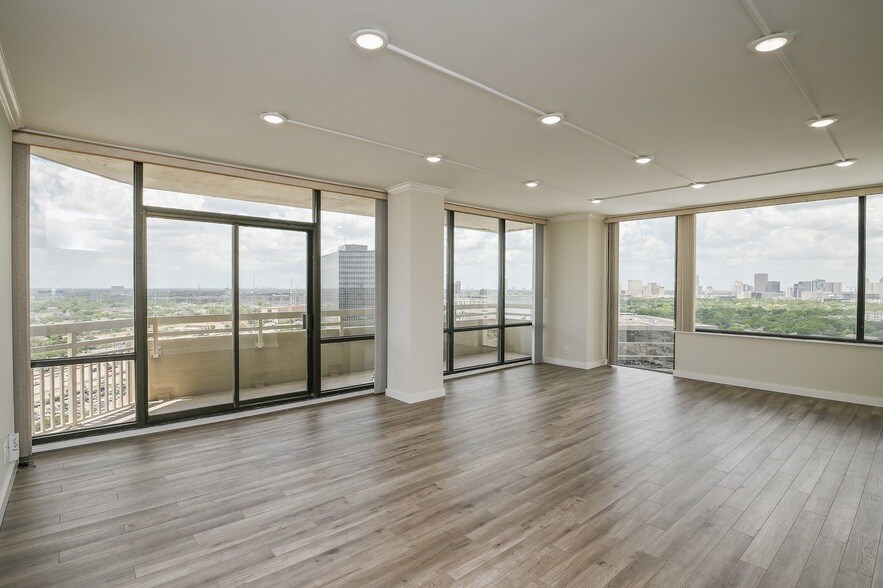 15 Greenway Plz, Unit 19F in Houston, TX - Building Photo
