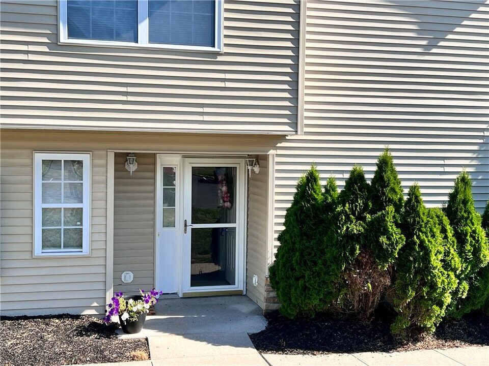 1066 Maggie Rd in Newburgh, NY - Building Photo