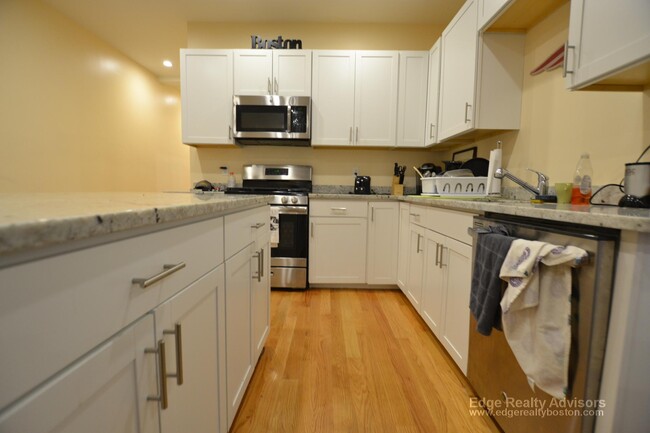 23 Higgins St, Unit 1 in Boston, MA - Building Photo - Building Photo