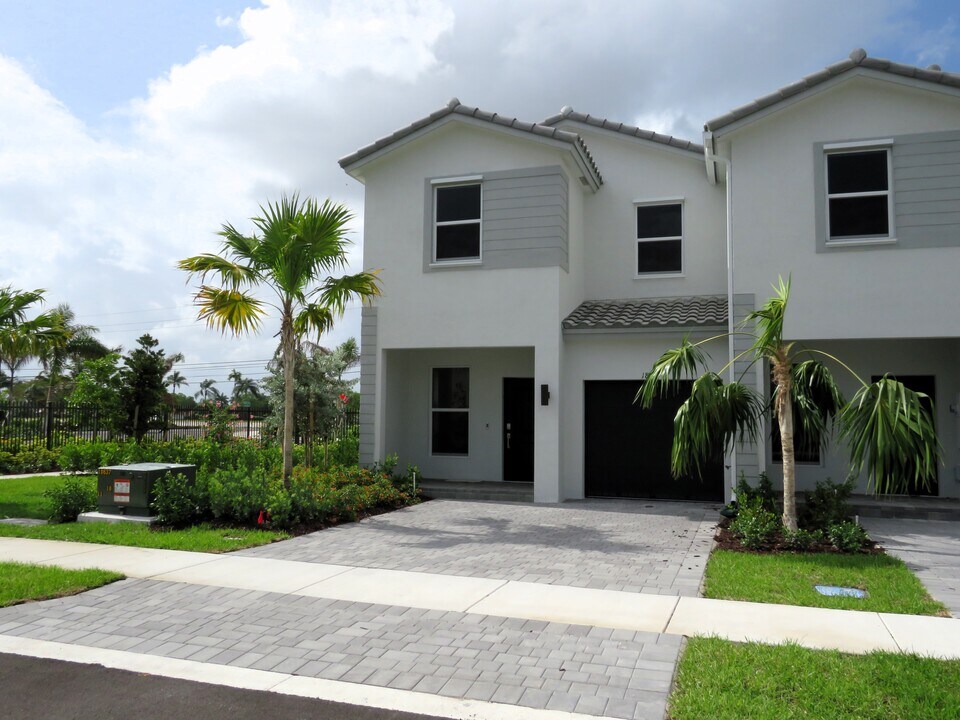 18417 SW 1st St in Pembroke Pines, FL - Building Photo