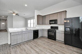 601 Turtle Dove Dr in Sealy, TX - Foto de edificio - Building Photo