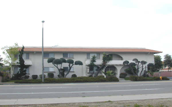 La Paloma Apartments in Cypress, CA - Foto de edificio - Building Photo