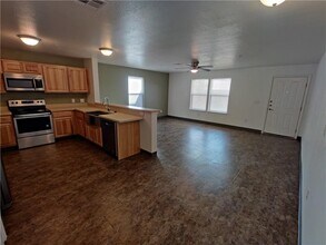 702 W 6th St in Taylor, TX - Foto de edificio - Building Photo