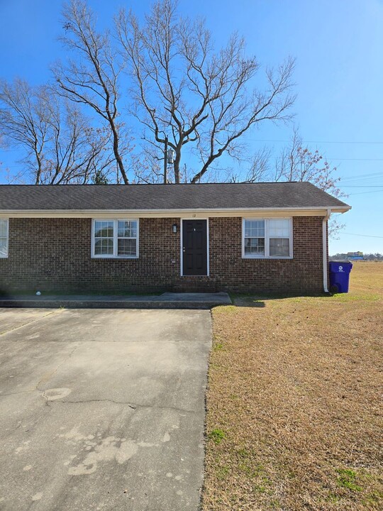 28 Coats Cir in Benson, NC - Building Photo