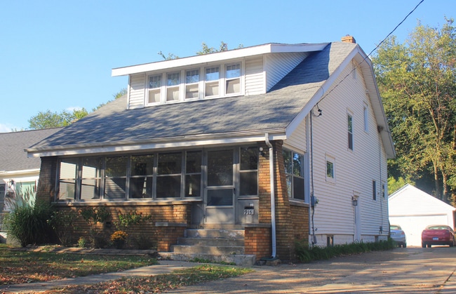 property at 915 Veto St NW