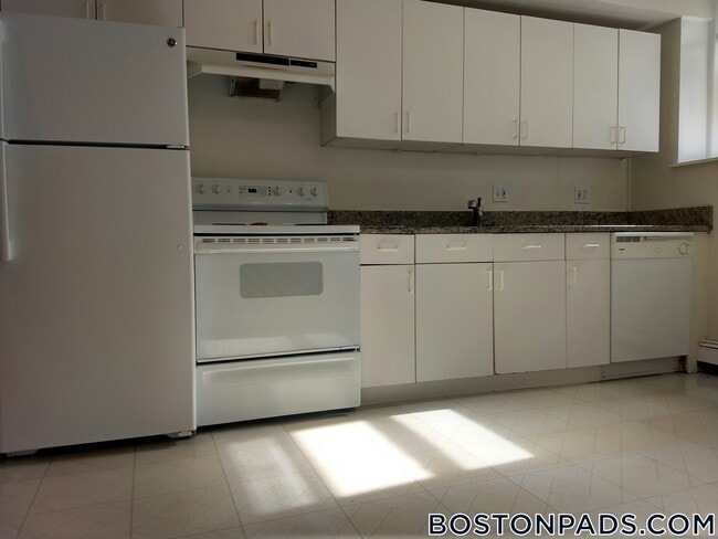 208 Winthrop Rd in Brookline, MA - Building Photo - Building Photo