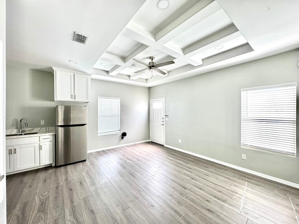 3012 W Kenwood St, Unit 2 in Edinburg, TX - Building Photo