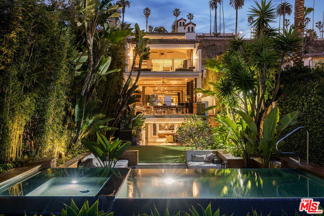 968 Palisades Beach Rd in Santa Monica, CA - Building Photo