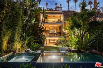 966 Palisades Beach Rd in Santa Monica, CA - Building Photo - Building Photo