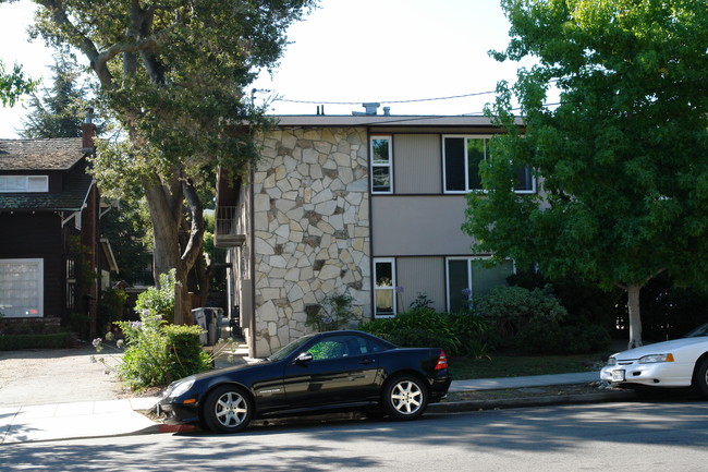 1437 Floribunda Ave in Burlingame, CA - Foto de edificio - Building Photo