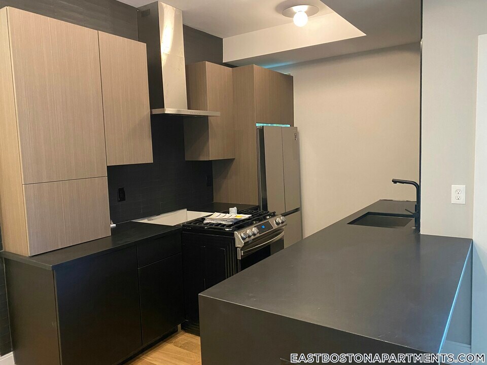 66 Lubec St in Boston, MA - Building Photo