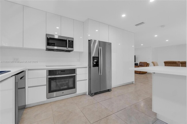 806 NE 4th St in Hallandale Beach, FL - Building Photo - Building Photo
