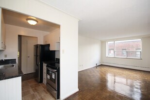 Davette Apartments in Toronto, ON - Building Photo