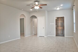 31619 Heguy Pass in Fulshear, TX - Foto de edificio - Building Photo