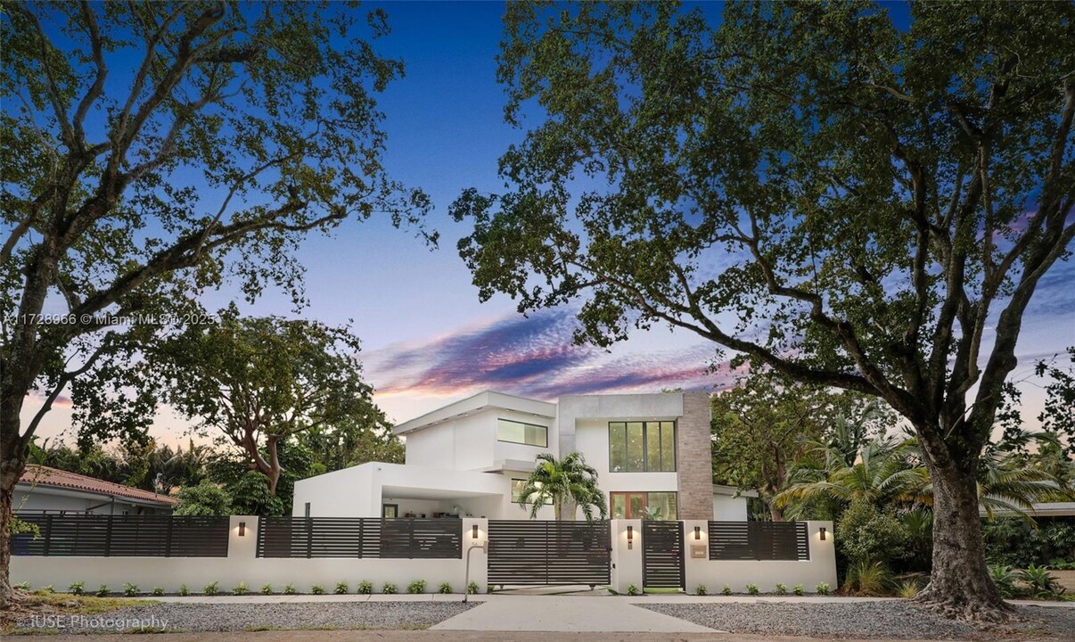 56 Samana Dr in Miami, FL - Building Photo