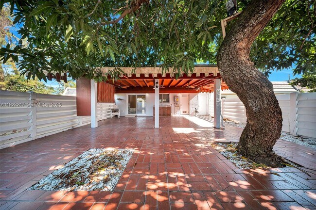 7417 Twin Sabal Dr in Miami Lakes, FL - Building Photo - Building Photo