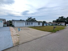 11110 White Oak Ln in Port Richey, FL - Building Photo