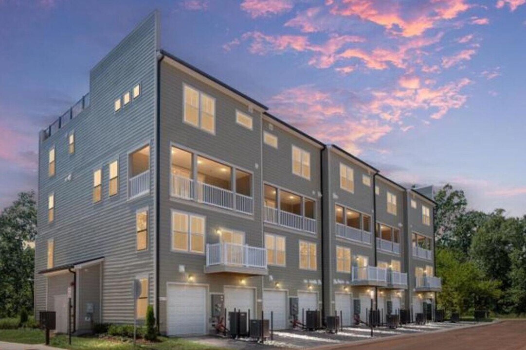 44575 Strabane Ter in Ashburn, VA - Building Photo