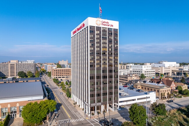 Tower Apartments in Milwaukee, WI - Foto de edificio - Building Photo