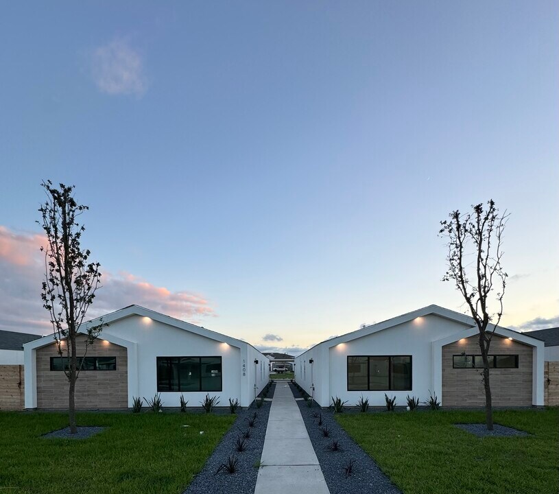 1408 E Iris Ave, Unit 4 in McAllen, TX - Building Photo