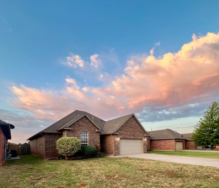 612 E Linden Ln in Mustang, OK - Building Photo