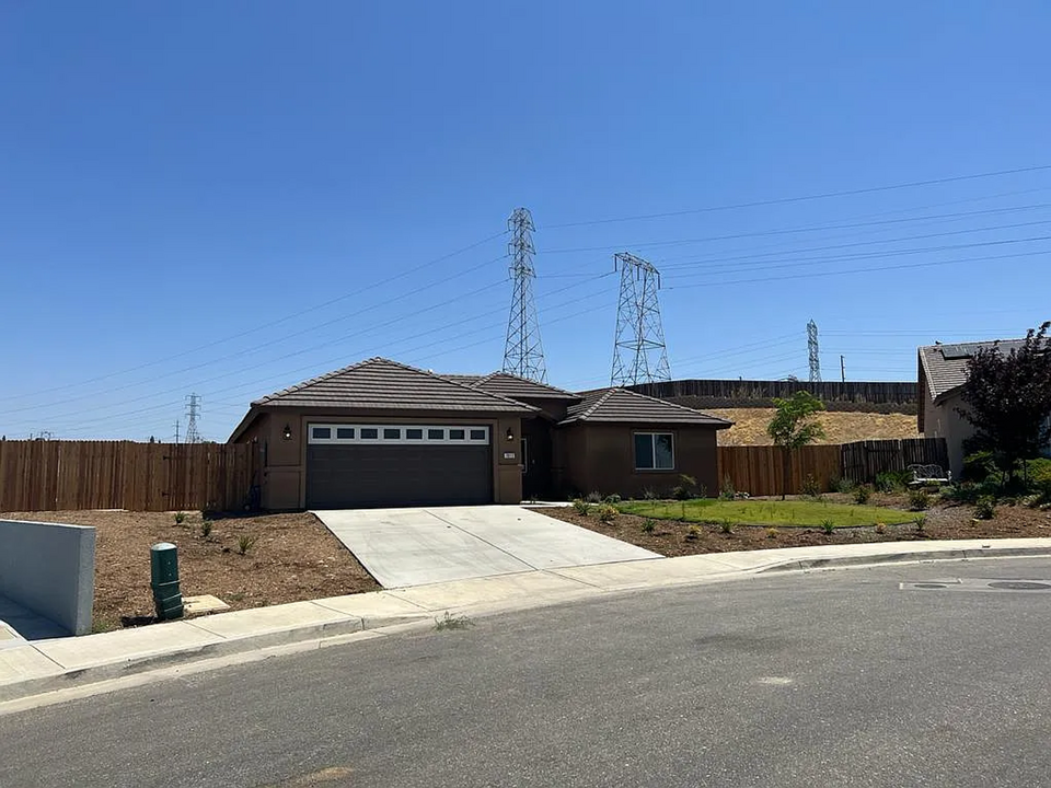 7012 Autumn Ridge Dr in Bakersfield, CA - Building Photo