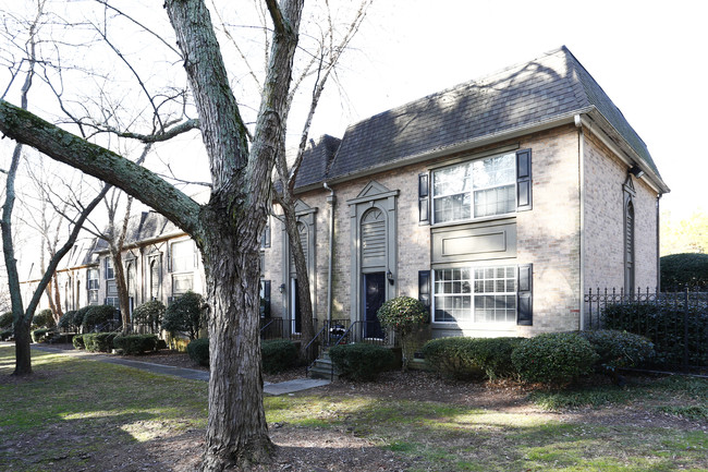 Stone Manor Condominiums in Atlanta, GA - Foto de edificio - Building Photo