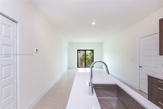 4640 NW 84th Ave in Doral, FL - Building Photo - Building Photo