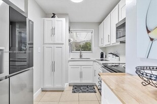 8841 W Flagler St in Miami, FL - Building Photo